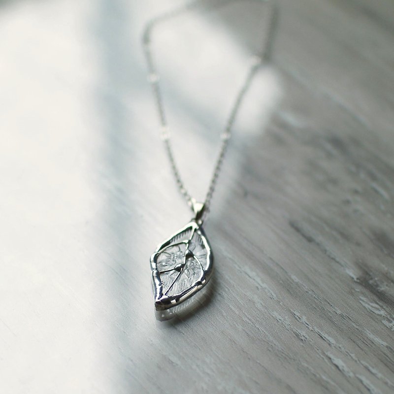 [24 hours shipping] Handmade glass necklace/leaf/begonia flower glass - สร้อยคอ - วัสดุอื่นๆ หลากหลายสี
