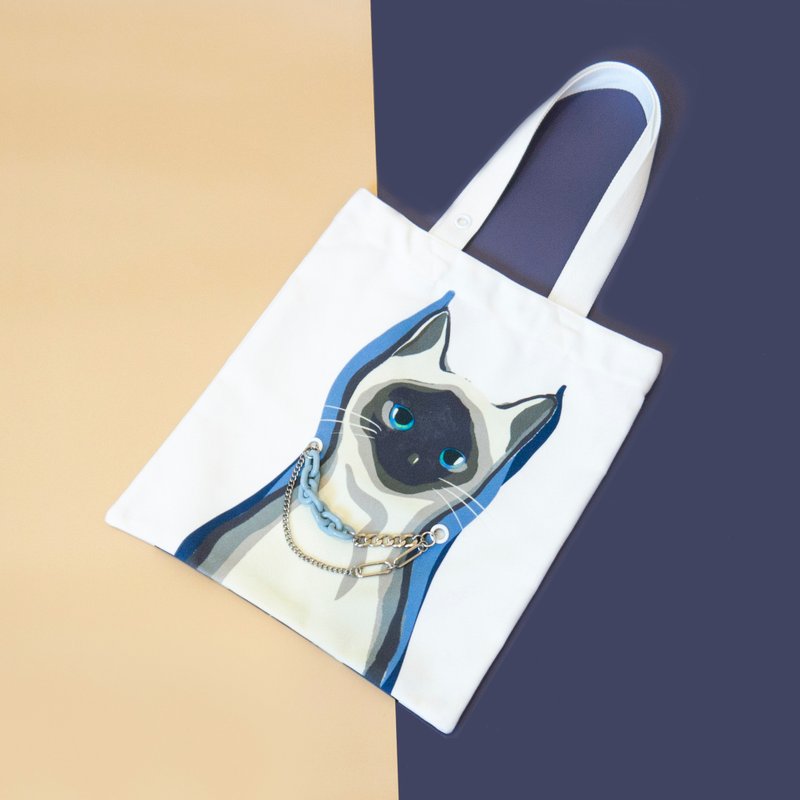 Illustration Canvas Tote Bag- A Siamese cat with a necklace (White) - กระเป๋าถือ - เส้นใยสังเคราะห์ สีดำ