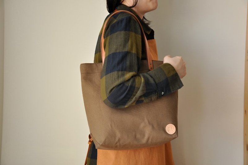 HB08 Medium Canvas Bag – Taupe - กระเป๋าแมสเซนเจอร์ - ผ้าฝ้าย/ผ้าลินิน สีกากี