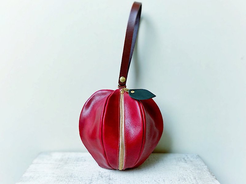 JAPANオイルレザー　革のりんごポーチ 　pomme　ダークレッド　艶赤色 - ポーチ - 革 レッド