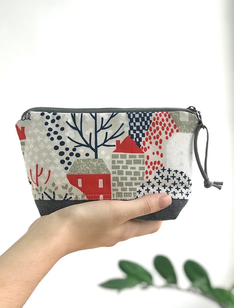 Japanese fabric / cotton pouch / water resistant lining / 18 x 13 cm - กระเป๋าเครื่องสำอาง - ผ้าฝ้าย/ผ้าลินิน สีกากี