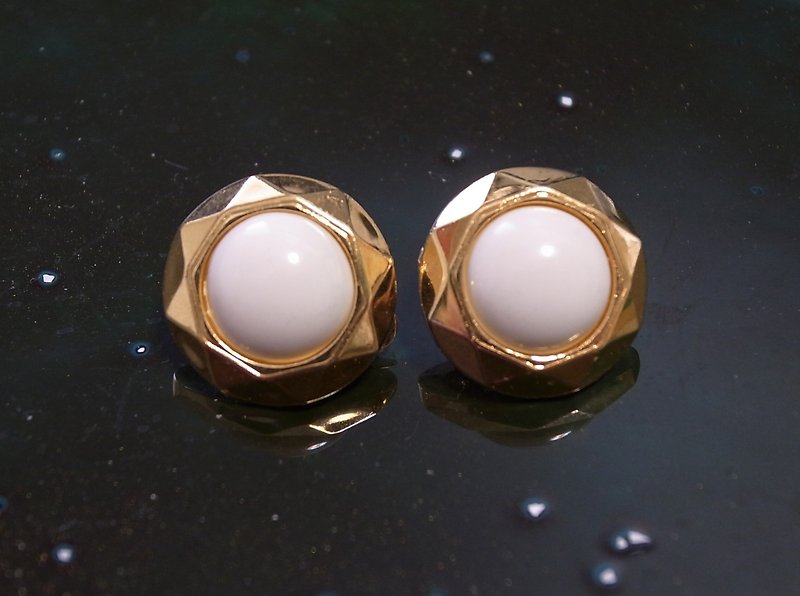 White light earrings (pin type/clip type) - ต่างหู - พลาสติก ขาว