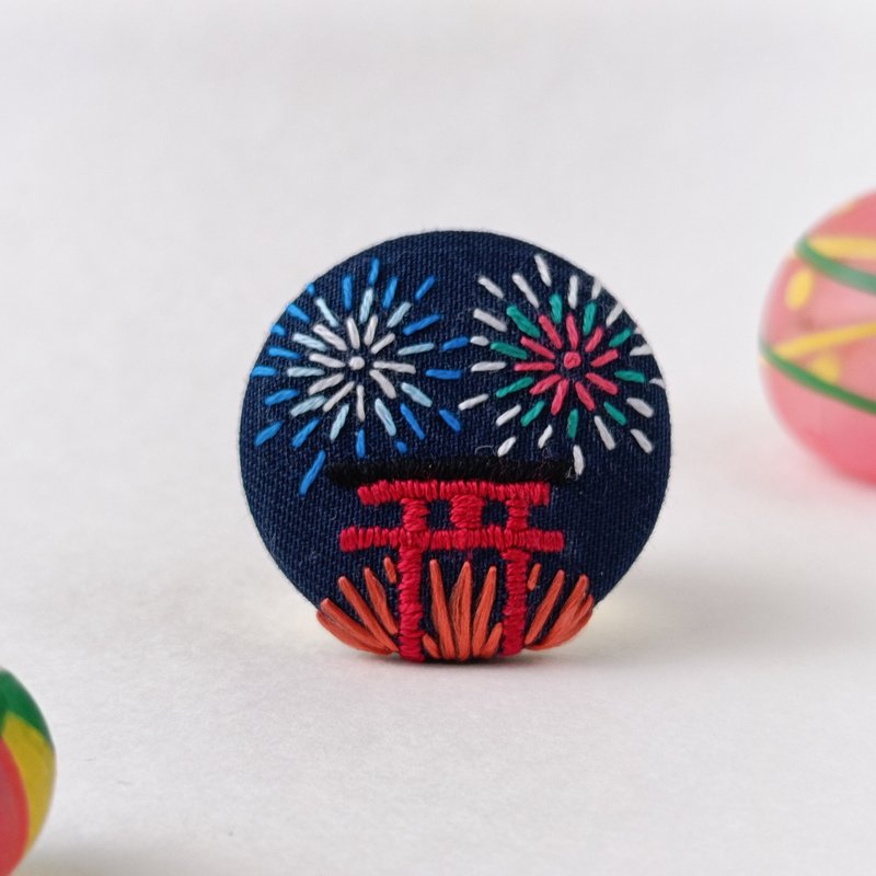 鳥居越しの花火刺繍ブローチor刺繍ヘアゴム - 胸針 - 棉．麻 多色