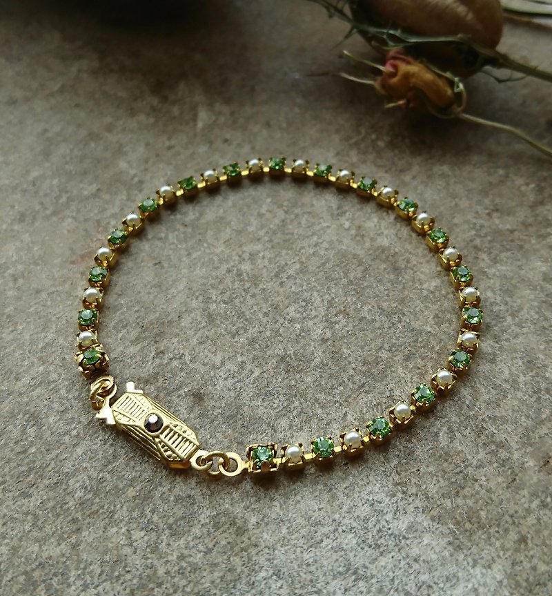 Peridot Rhinestones and Pearl Bracelet - สร้อยข้อมือ - โลหะ สีเขียว