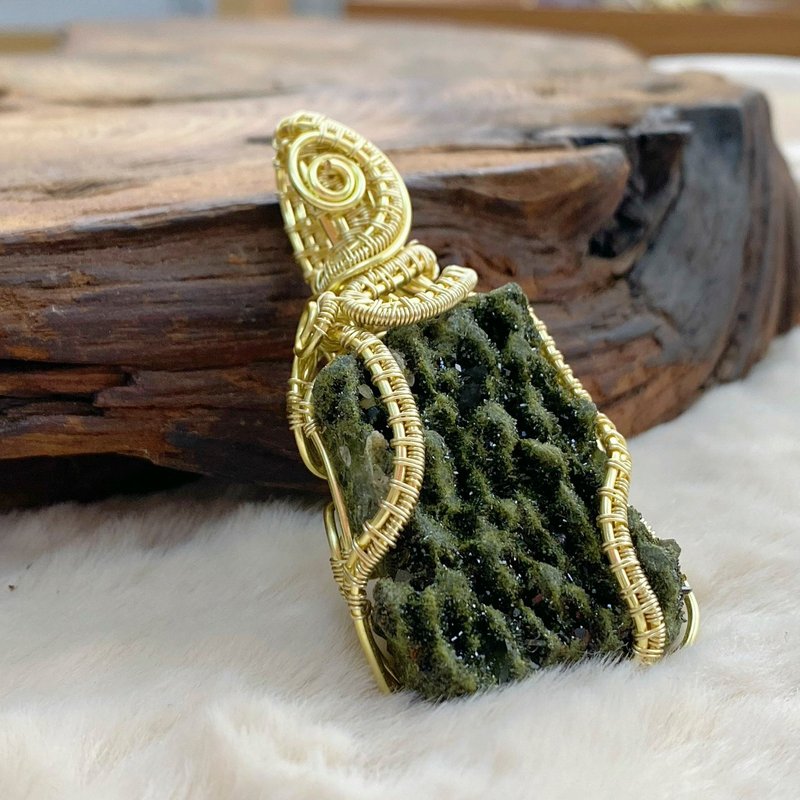 [High-end crystal] Natural epidote Stone necklace / visionary crystal - Necklaces - Crystal Green