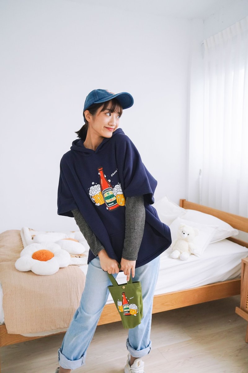 Bubble Sheep Taiwan Beer-Thick Cloak Cover (Navy Blue) - เสื้อแจ็คเก็ต - ผ้าฝ้าย/ผ้าลินิน สีน้ำเงิน