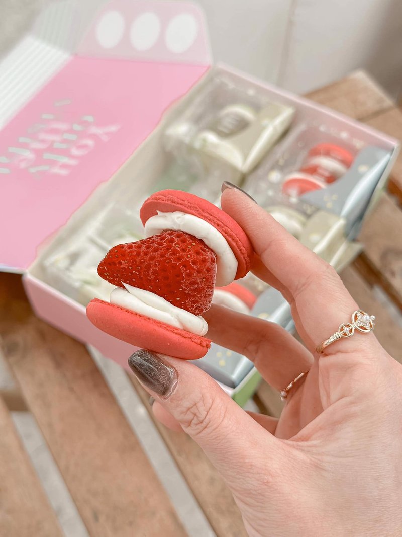 Strawberry Macaron 6-pack Macaron Gift Box Refrigerated Delivery - Cake & Desserts - Fresh Ingredients Red