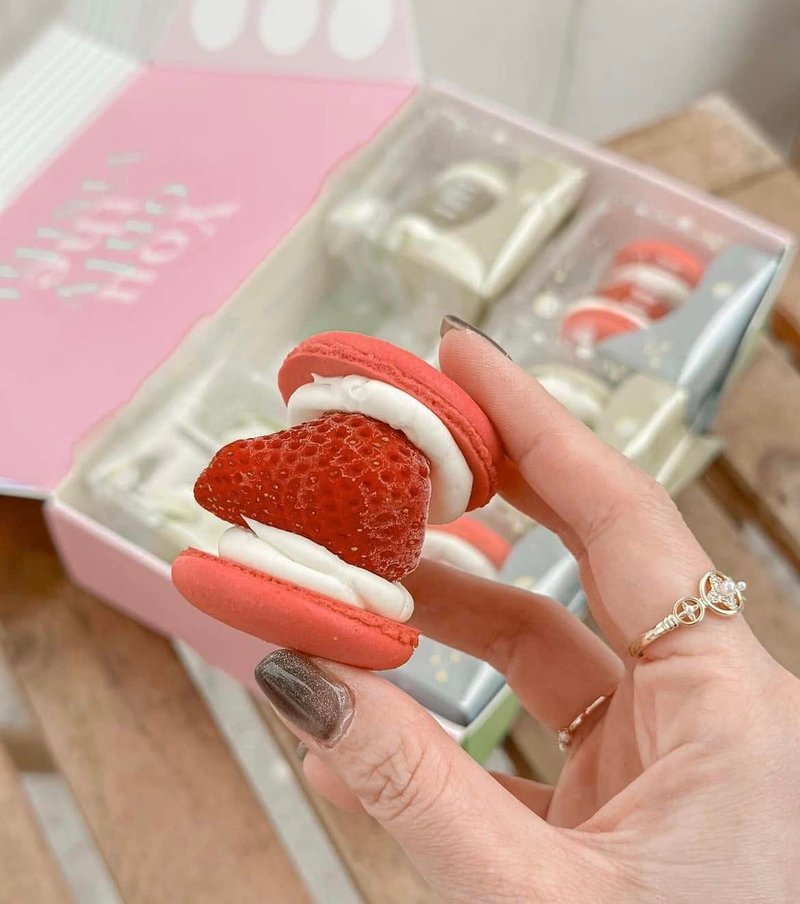 Six-Piece Fresh Strawberry Macaron Gift Box: Featuring Dahu Strawberries, Shipped Every Tuesday - เค้กและของหวาน - อาหารสด สีแดง