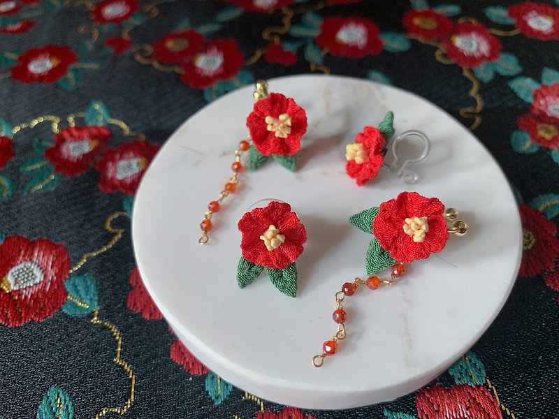 (Winter Flower Tsubaki) Japanese style cloth flower earrings / ear bone clip つまみ工工 - ต่างหู - ไฟเบอร์อื่นๆ สีแดง