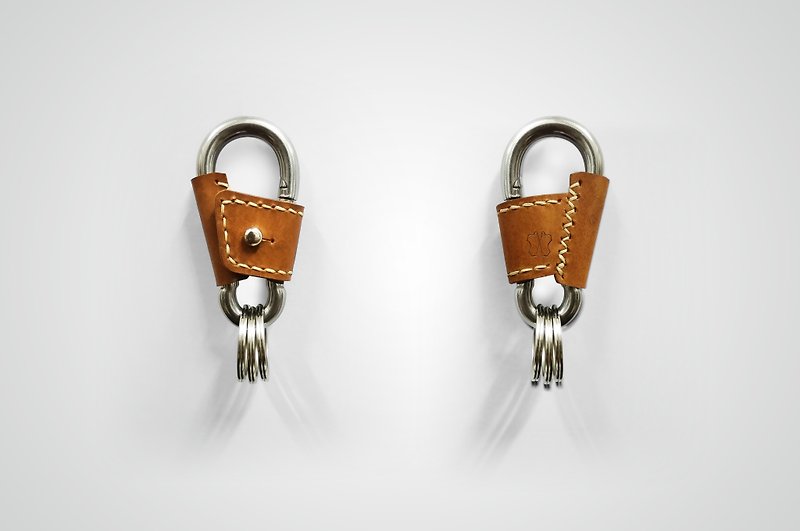 MICO leather climbing buckle keychain - ที่ห้อยกุญแจ - หนังแท้ สีนำ้ตาล