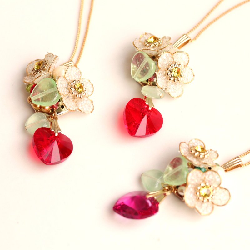 Handcrafted Floral Fantasy Strawberry Necklace - สร้อยคอ - แก้ว สีแดง