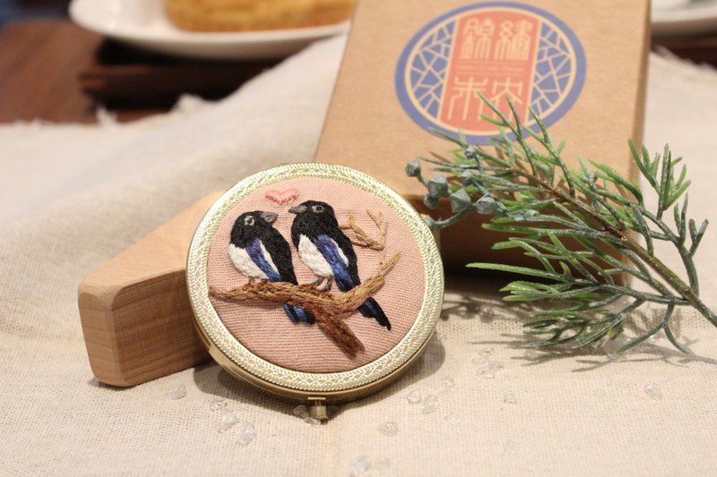 刺繡小圓鏡-喜鵲成雙 - 彩妝刷具/鏡子/梳子 - 棉．麻 粉紅色