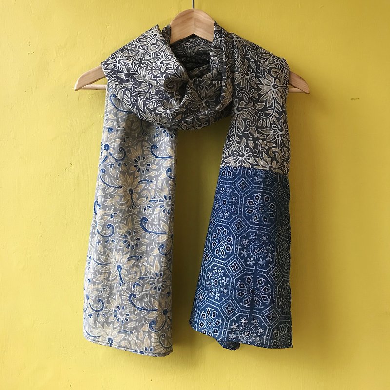 Woodcut dyeing and natural plant dyeing hand-limited scarf - ผ้าพันคอ - ผ้าฝ้าย/ผ้าลินิน สีกากี