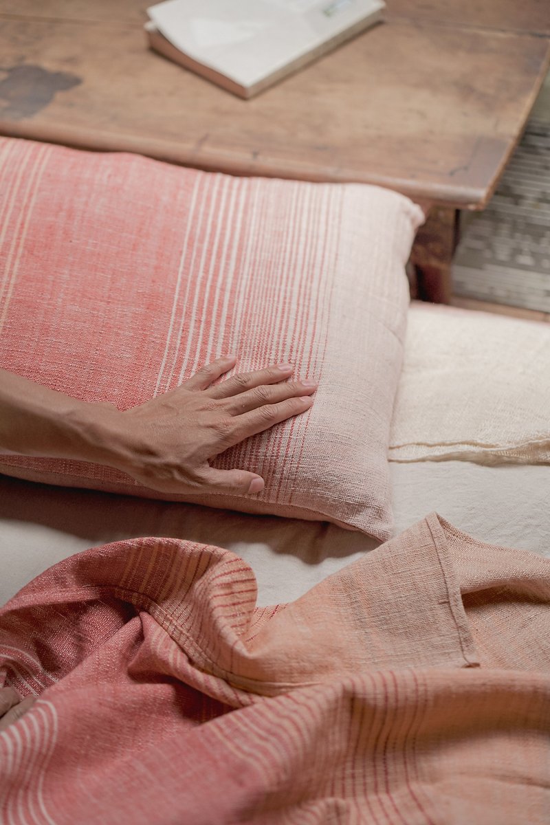【櫻茵】手捻。純棉植物染 雙面花色 信封枕套 一入 - 枕頭/抱枕 - 棉．麻 粉紅色