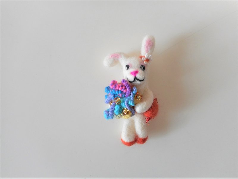 Rabbit brooch with flowers - Brooches - Wool White