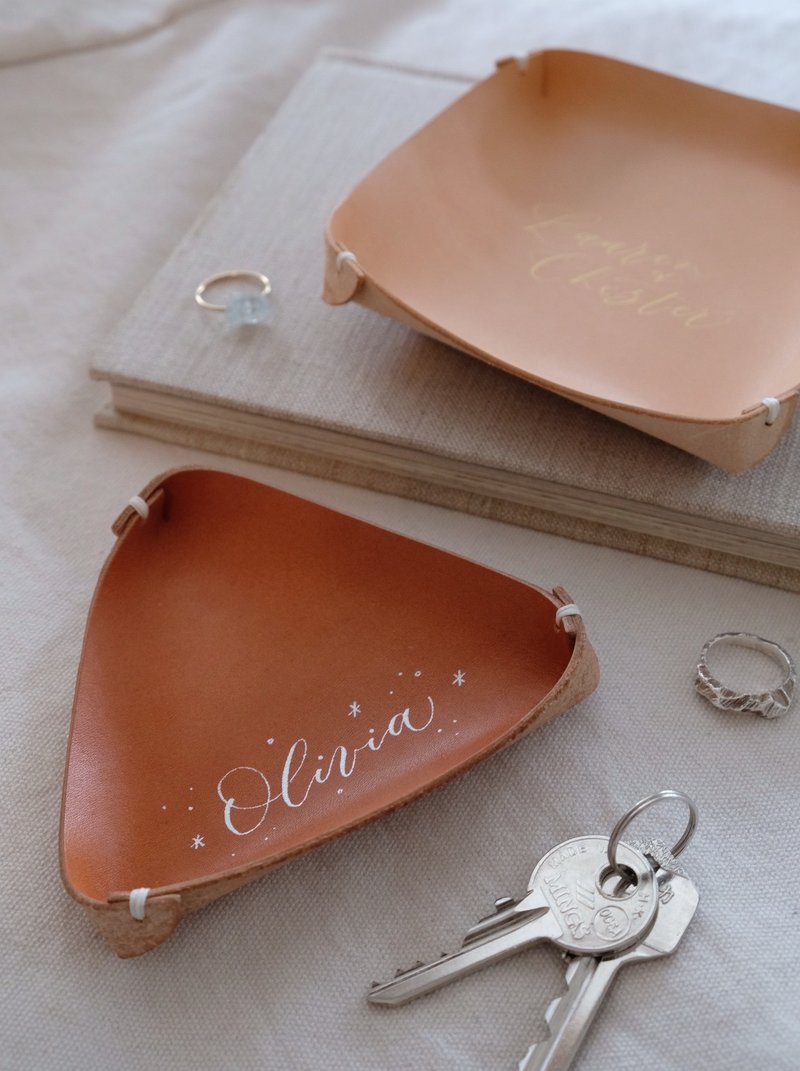 cottontail calligraphy handmade leather jewelry tray - ชั้นวาง/ตะกร้า - หนังแท้ หลากหลายสี