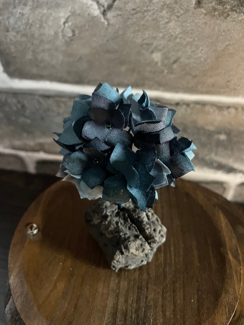 Glazed hydrangea brooch | Necklace | Decoration | Three uses for one thing | Fabric flower dyeing process - Brooches - Cotton & Hemp Blue