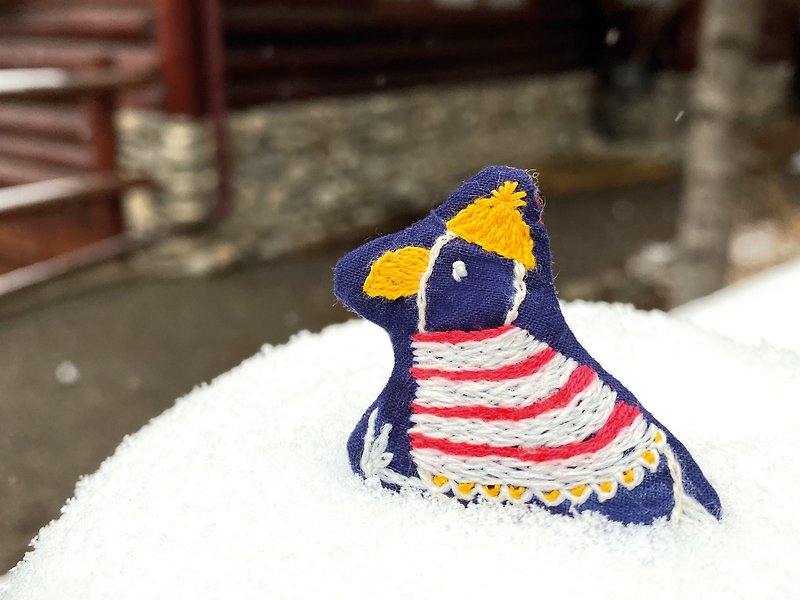 Embroidery duck with striped sweater brooch - เข็มกลัด - ผ้าฝ้าย/ผ้าลินิน สีน้ำเงิน