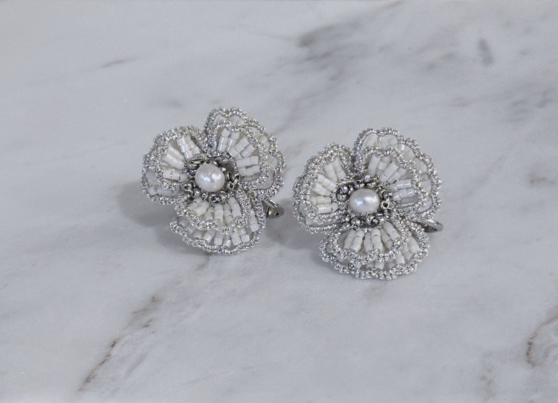 法式勾織花瓣珍珠耳飾 - 耳環/耳夾/耳骨夾 - 繡線 白色