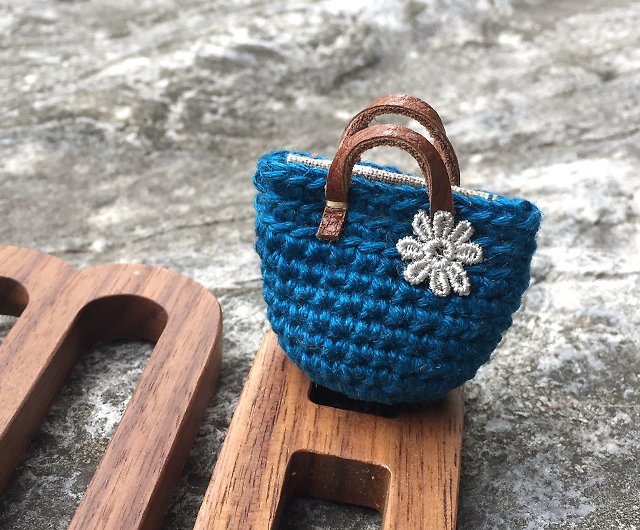 Crocheting process. Mini tote bag pin - Shop 365 Crochet Badges