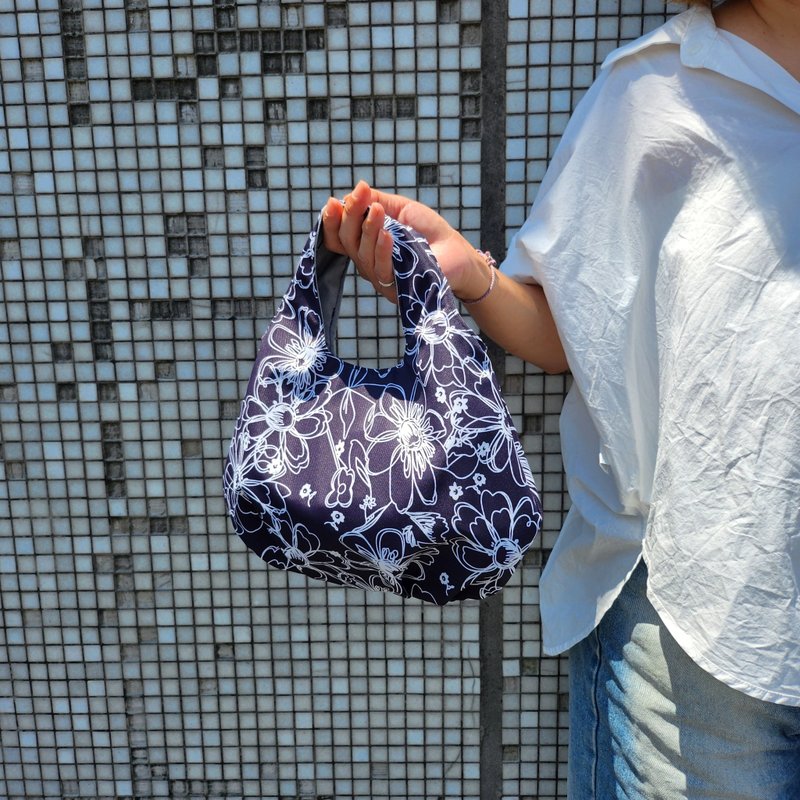 [Purely handmade] Simple large flower handbag fat bag Korean cloth black/white - Handbags & Totes - Cotton & Hemp Blue