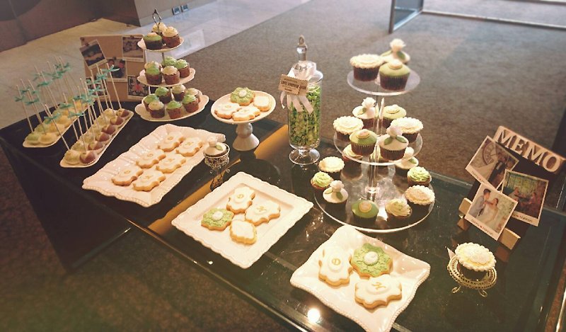 Green and white low-key luxury wedding candy bar - เค้กและของหวาน - อาหารสด 