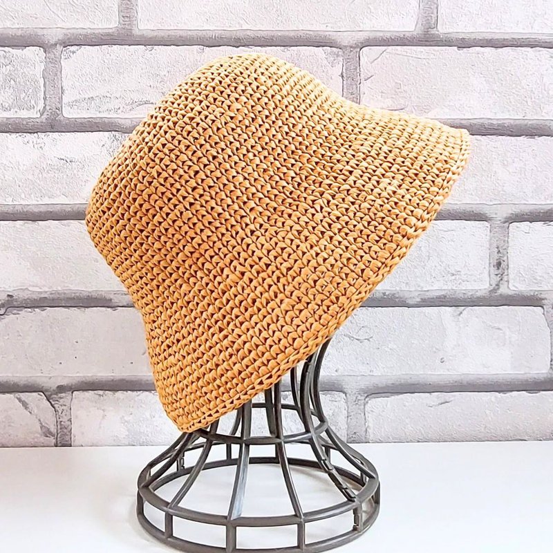 A straw hat with a raffia brim and a crochet trim. It's a cropped basket-style h - หมวก - พืช/ดอกไม้ หลากหลายสี