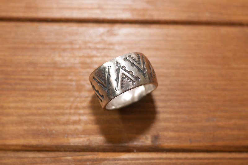 Dreamstation Institute hand-stamping NAVAJO print silver ring - แหวนทั่วไป - โลหะ สีเงิน