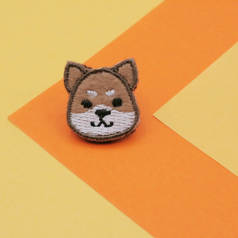 Chiba Dog Patch on Pin（バタフライ留め蝶ネクタイ付きチバイン） - ブローチ - 刺しゅう糸 ブラウン
