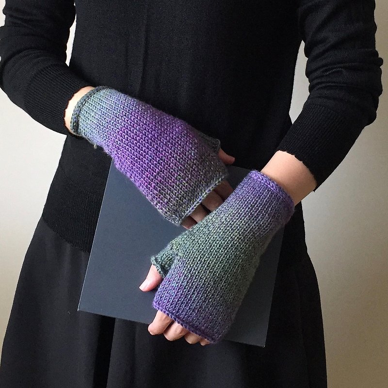 Xiao fabric - hand-knit wool gradient mitts - Aurora (spot) - ถุงมือ - ขนแกะ สีม่วง