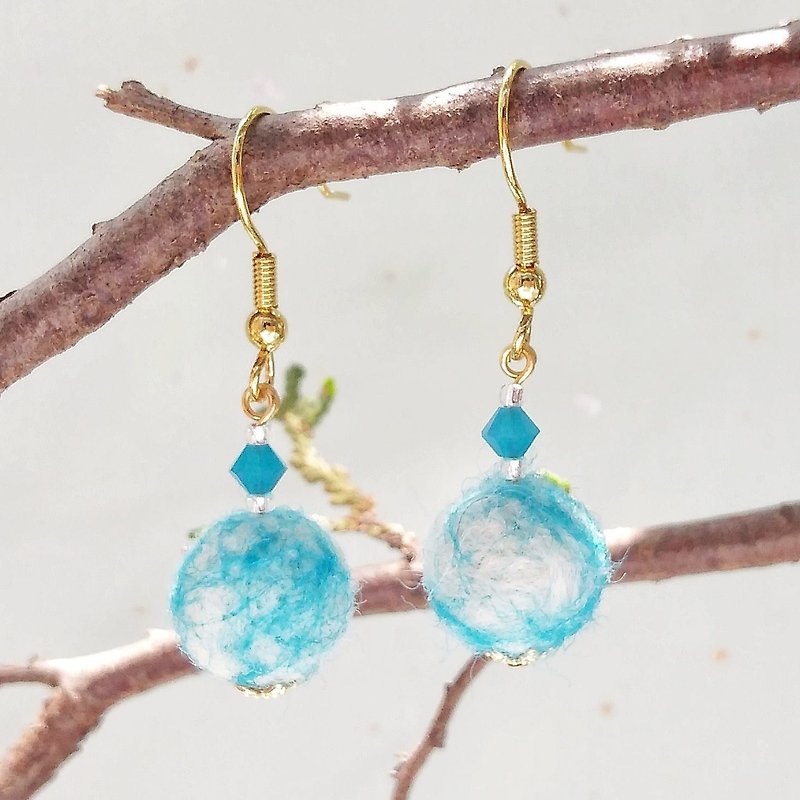 Render Caribbean blue protein crystal hand-made wool felt earrings can be changed to Clip-On - ต่างหู - ขนแกะ สีน้ำเงิน