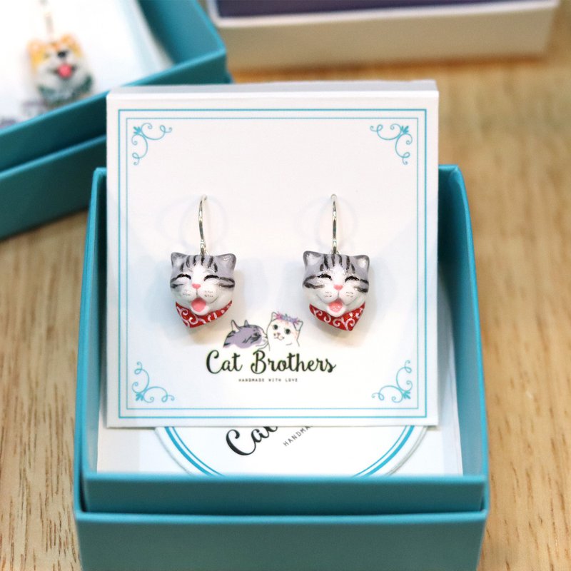 Laughing tabby cat wearing the red scarf earrings, Dangle & Drop Earrings - ต่างหู - ดินเหนียว สีเทา