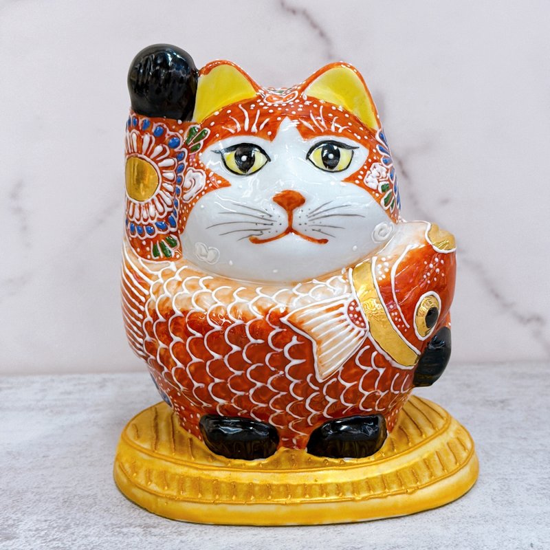 【鯛福赤耀】日本九谷燒招財貓 | 小判鯛持 - 赤盛 - 擺飾/家飾品 - 瓷 紅色