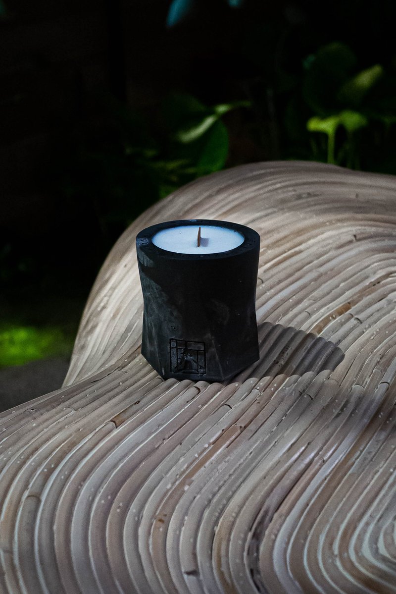 HOPE SPRING ETERNAL Ambergris Fall Handmade Aromatique Candle - เทียน/เชิงเทียน - วัสดุอีโค สีทอง