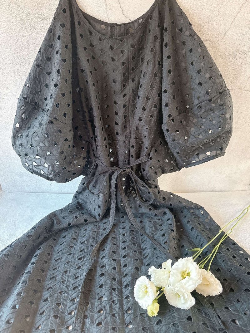 One-sleeve fluffy cloud puff sleeve dress - Made in Japan cotton geometric embroidery basket lace only black - ชุดเดรส - ผ้าฝ้าย/ผ้าลินิน ขาว