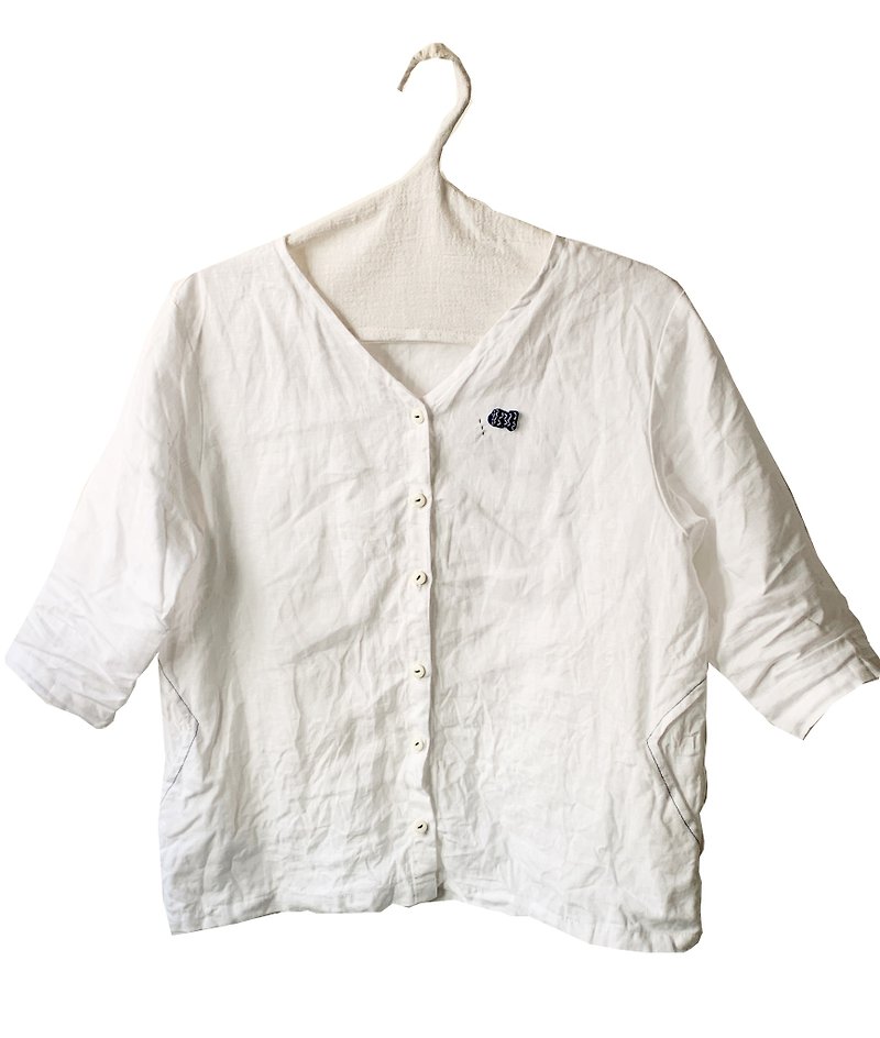 V-neck Linen shirt/a fish v and a smile - เสื้อเชิ้ตผู้หญิง - ผ้าฝ้าย/ผ้าลินิน ขาว