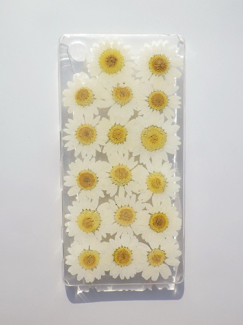Handmade phone case, Pressed flowers phone case, White Daisy phone case - เคส/ซองมือถือ - พลาสติก ขาว