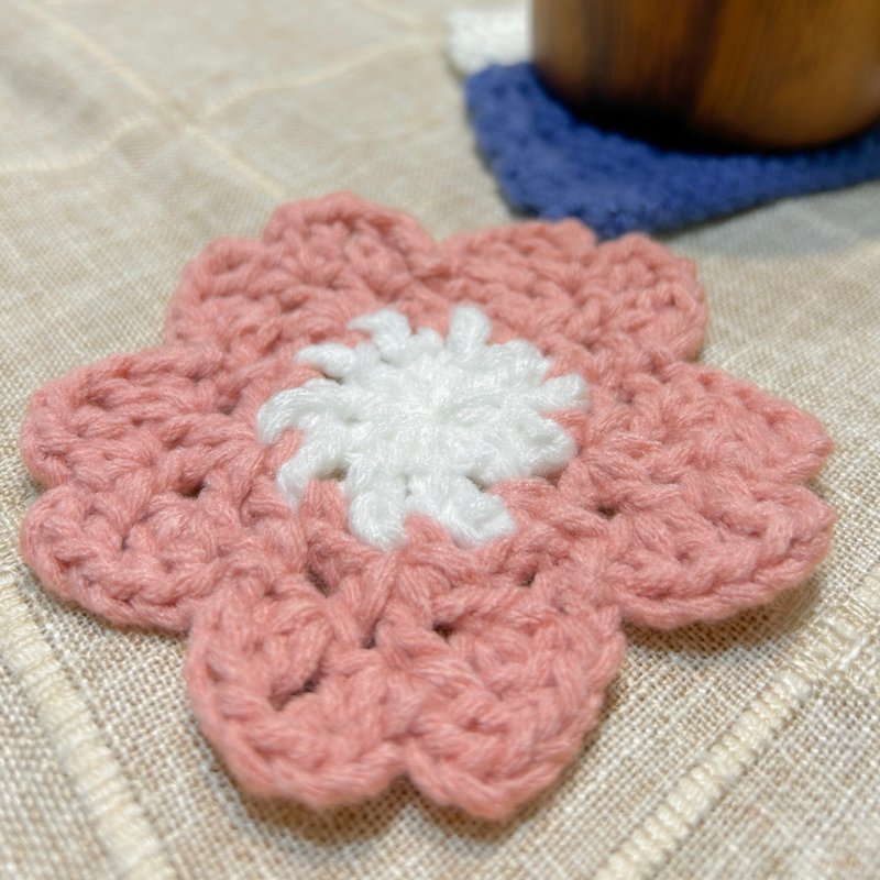 【DIY材料包】日系櫻花鉤織杯墊 - 編織/刺繡/羊毛氈/縫紉 - 其他材質 粉紅色