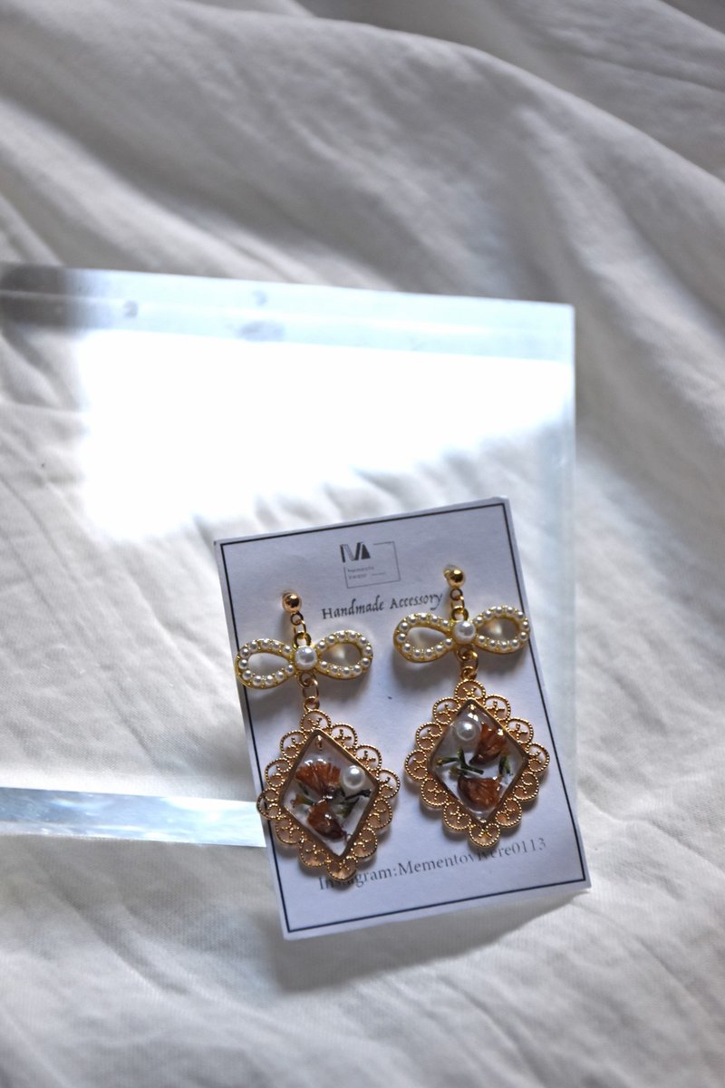 Draped Bow Wrap Real Gold Dry Flower Earrings - ต่างหู - พืช/ดอกไม้ สีส้ม