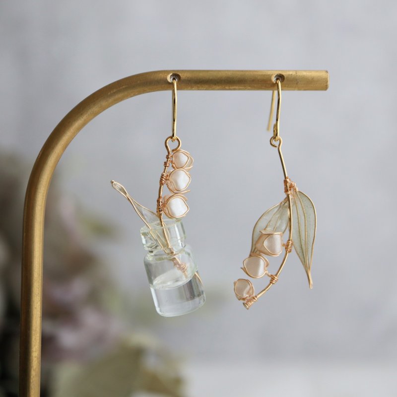 Single flower lily of the valley earrings - Earrings & Clip-ons - Resin White