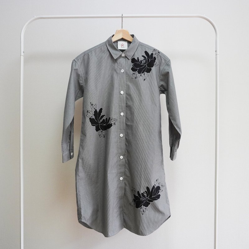 ロングシャツ　ギンガムチェック黒・黒牡丹 - 女襯衫 - 棉．麻 灰色