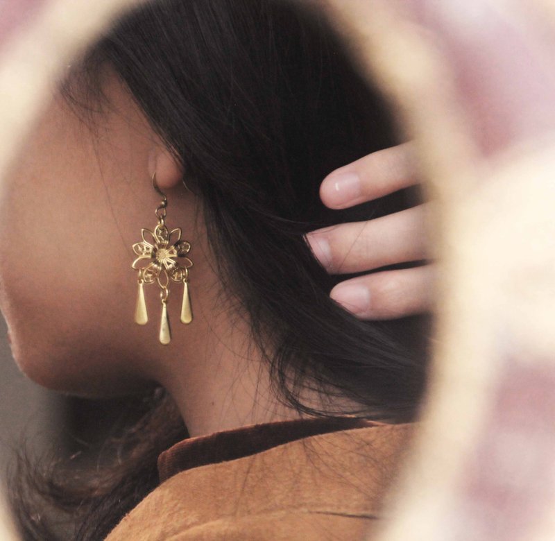 Flower shaped classical tassel earrings - Earrings & Clip-ons - Copper & Brass Gold