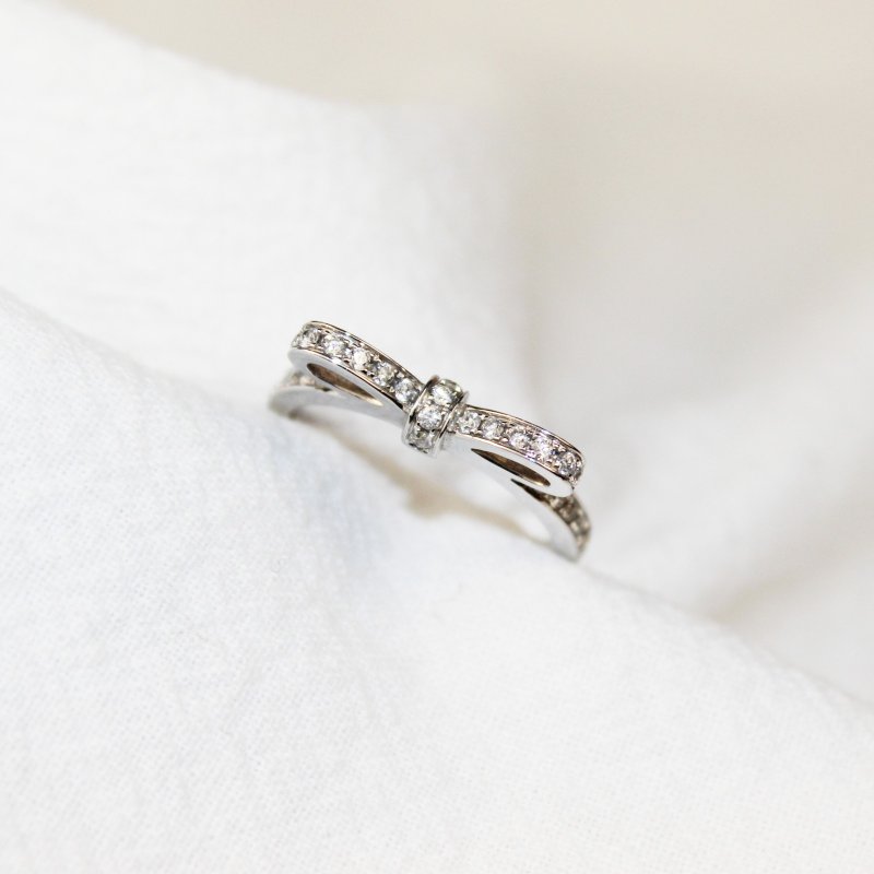 [Sweet Ribbon] 14K white gold 0.22 carat three-dimensional bow diamond ring - แหวนทั่วไป - เครื่องประดับ สีเงิน