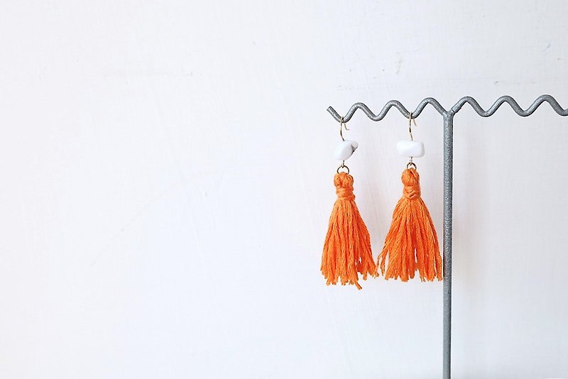 [endorphin] Summer Carnival Tassel Earrings - ต่างหู - เครื่องเพชรพลอย สีส้ม