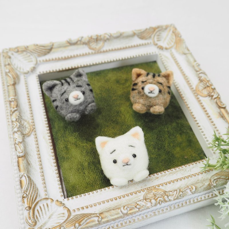 -待ってるよ- まゆねこブローチ 各種(単色・トラねこ・ぶち・三毛猫など)　羊毛フェルト - 胸針 - 羊毛 白色