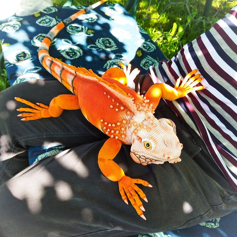 Large red-orange realistic toy iguana for interior decoration. Animal iguana toy - ตุ๊กตา - วัสดุอื่นๆ สีแดง