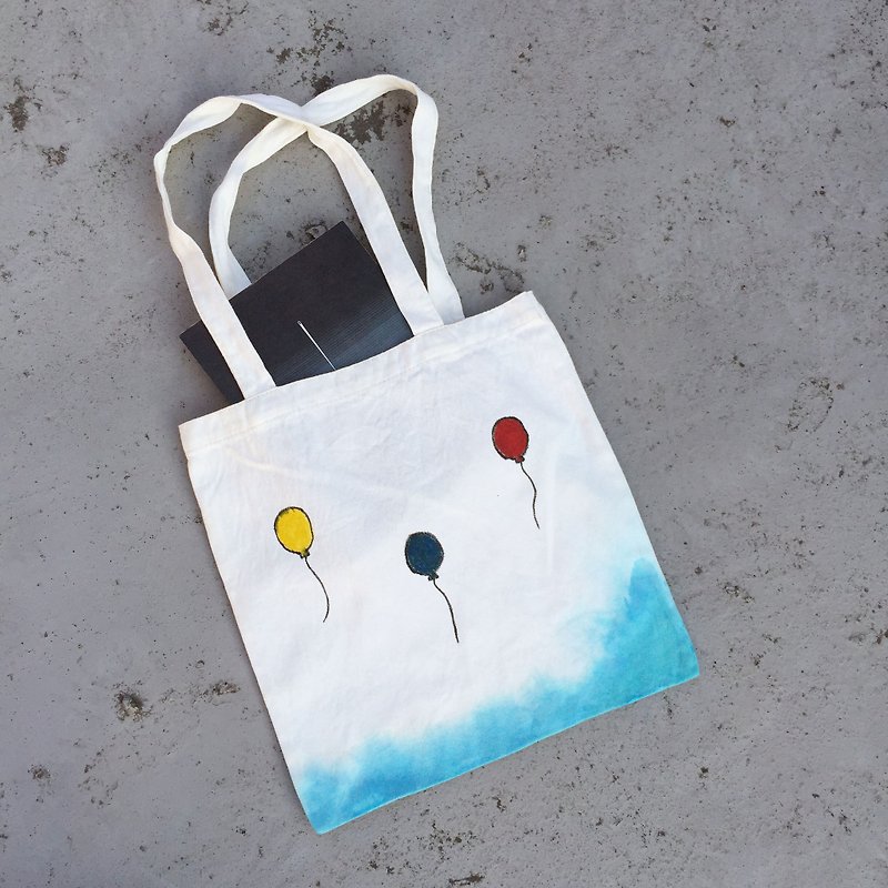 Tie dye/handmade/hand bag/shoulder bag/tote [Ballon] - กระเป๋าแมสเซนเจอร์ - ผ้าฝ้าย/ผ้าลินิน สีน้ำเงิน