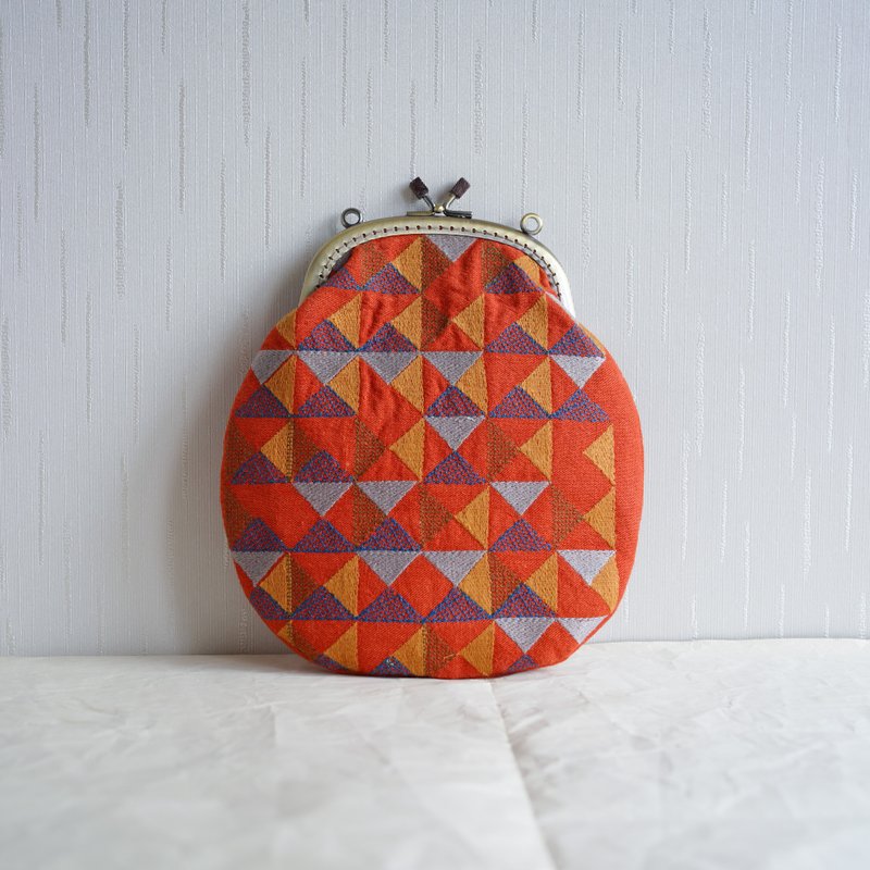 無現貨 需再製作 橘色三角刺繡真皮可調節繩口金包 小包包 側背包 - 側背包/斜背包 - 棉．麻 橘色