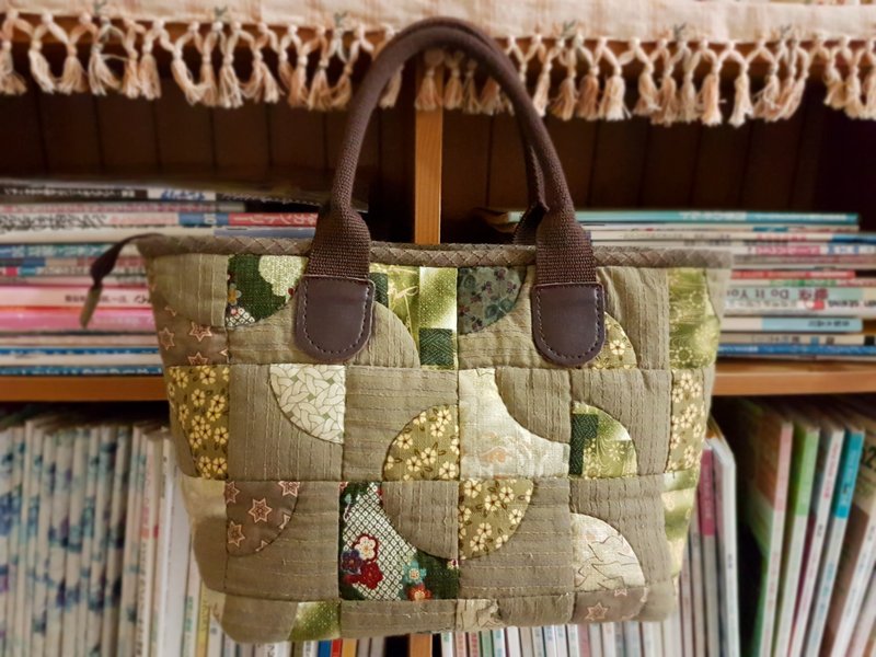 Hand-sewn patchwork tote bag - กระเป๋าถือ - ผ้าฝ้าย/ผ้าลินิน สีเขียว