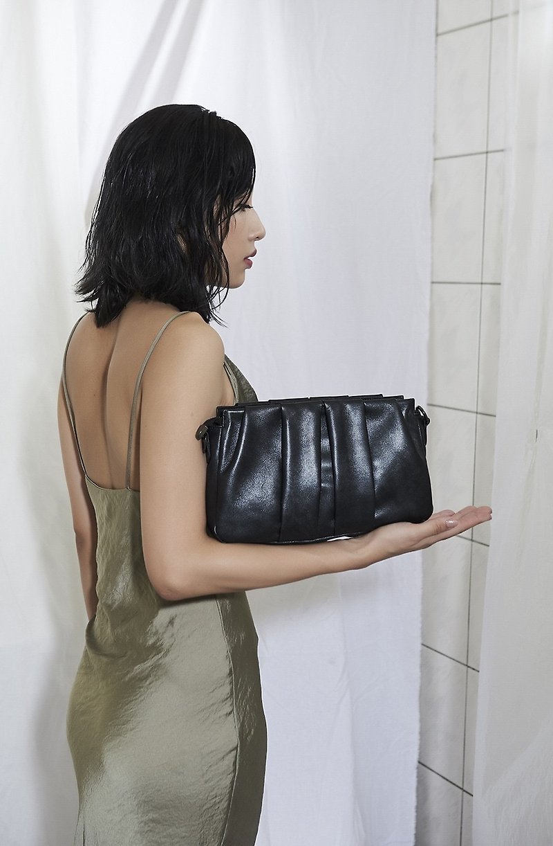 Stacked leather folding hand side back small bag black - กระเป๋าถือ - หนังแท้ สีดำ